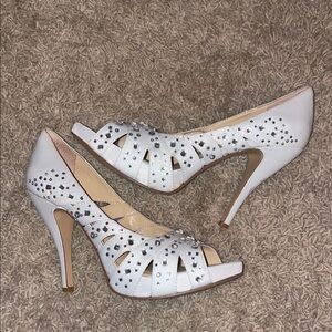 White Peep-Toe Floral Heels Gianni Bini